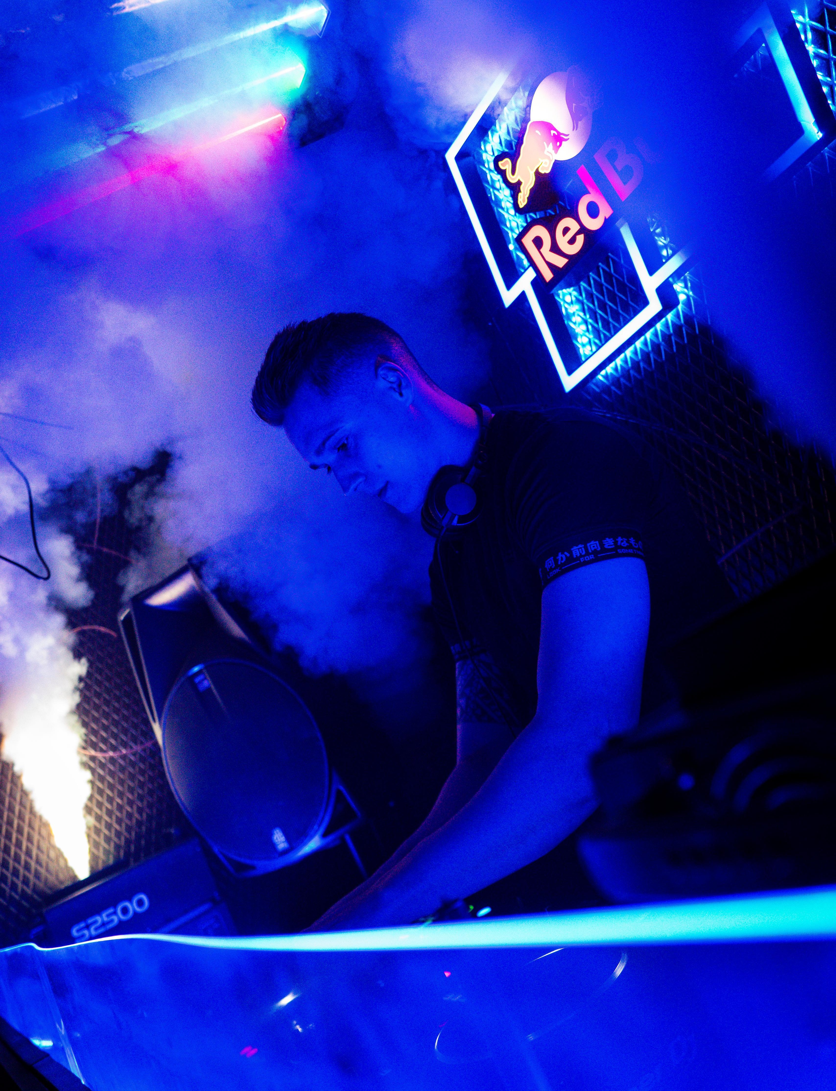 DJ ROBLES actuando en un club