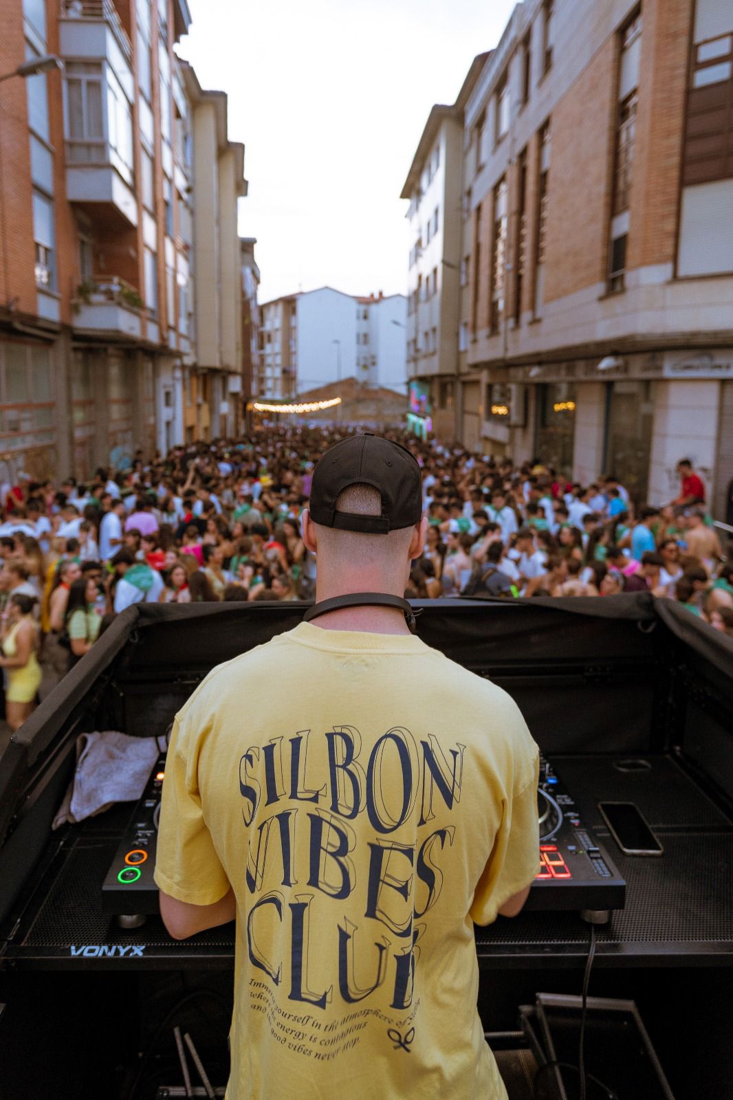 DJ ROBLES actuando ante una multitud