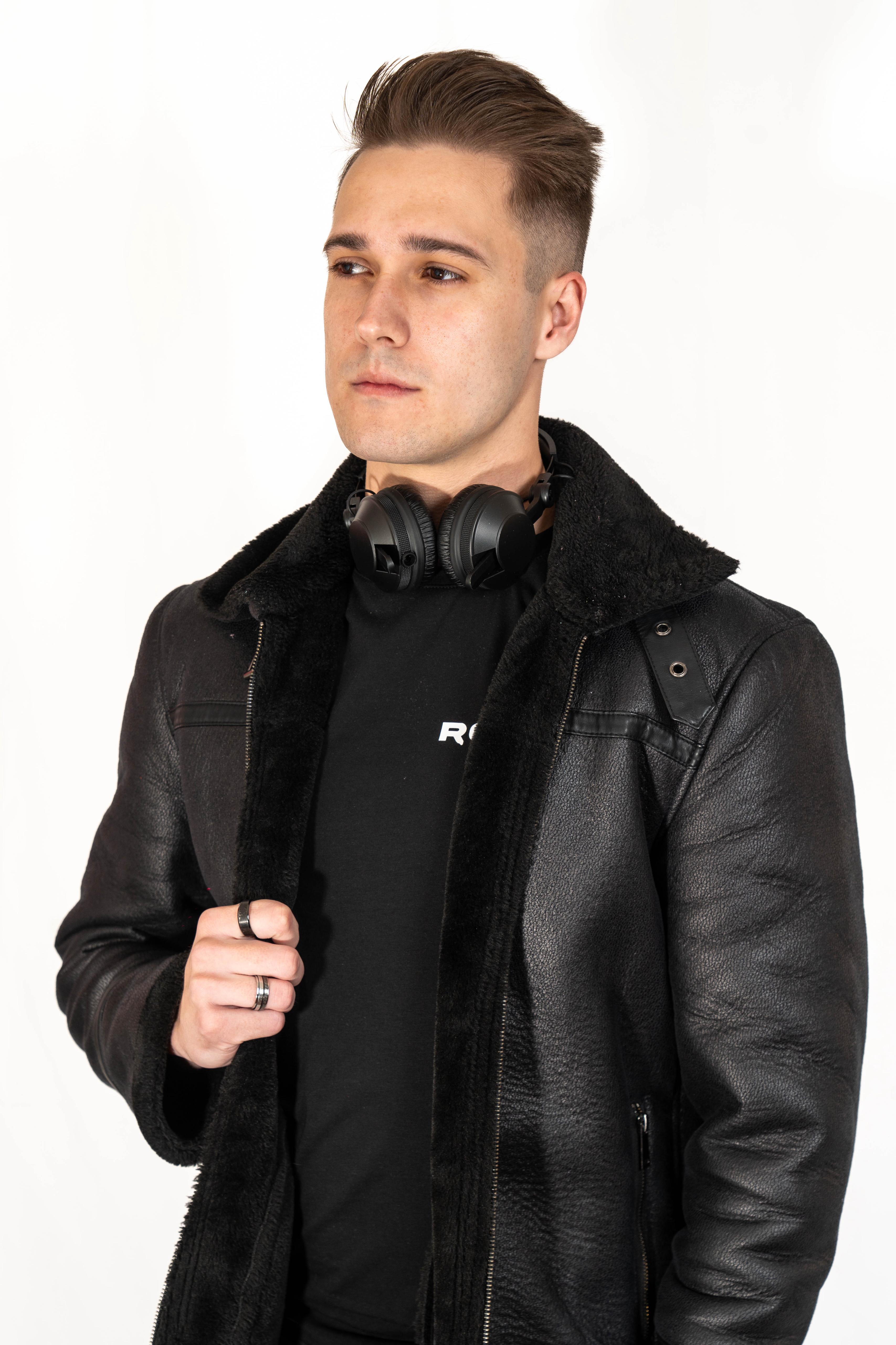 Retrato de DJ ROBLES