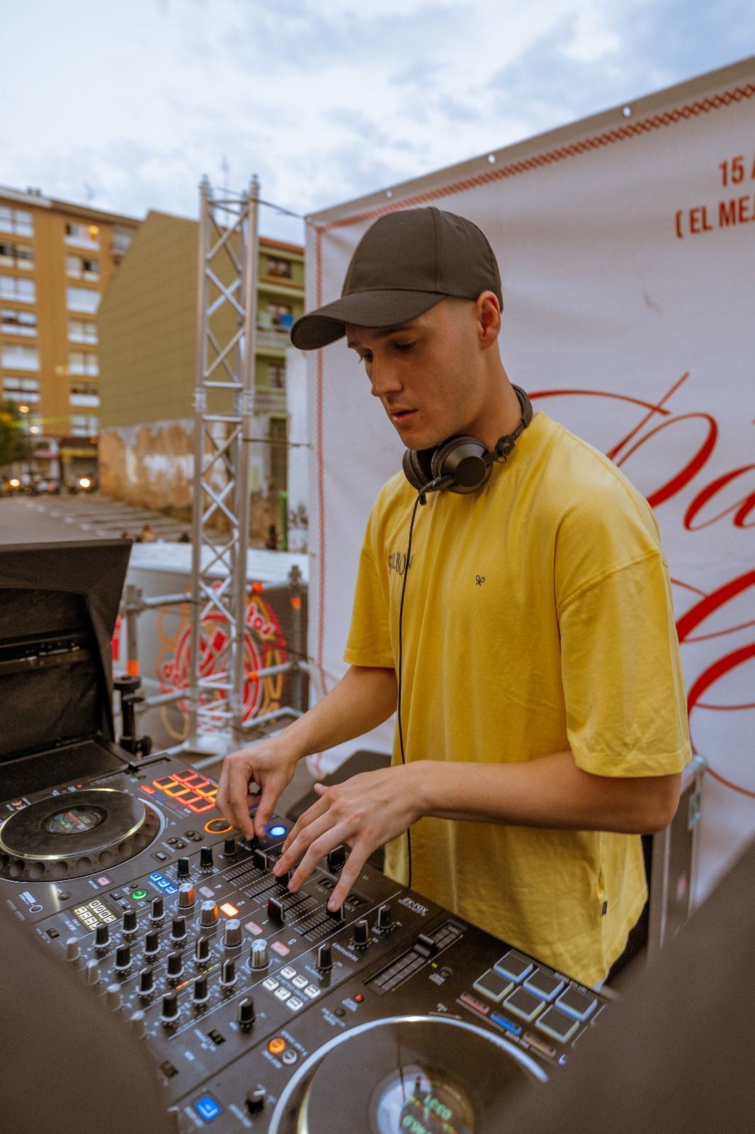 DJ Robles con gorra y camiseta amarilla pinchando en fiestas patronales en agosto de 2025