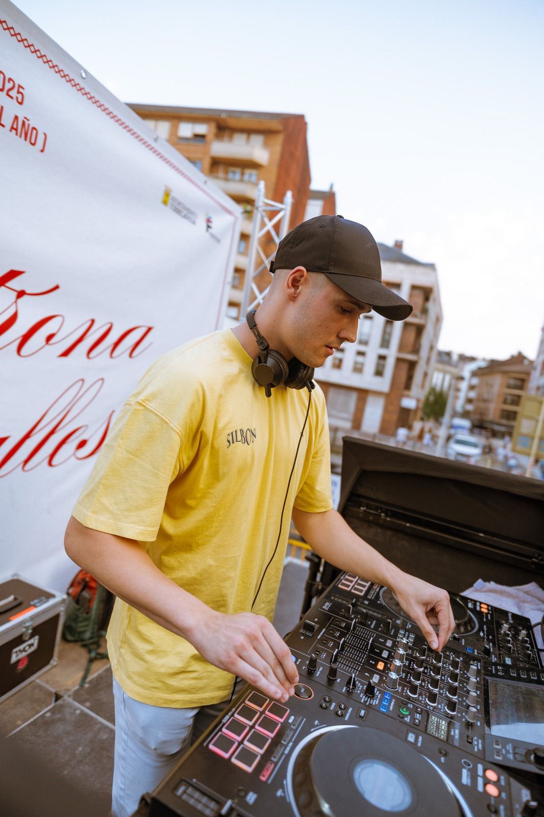 DJ Robles concentrado en la mezcla durante unas fiestas patronales