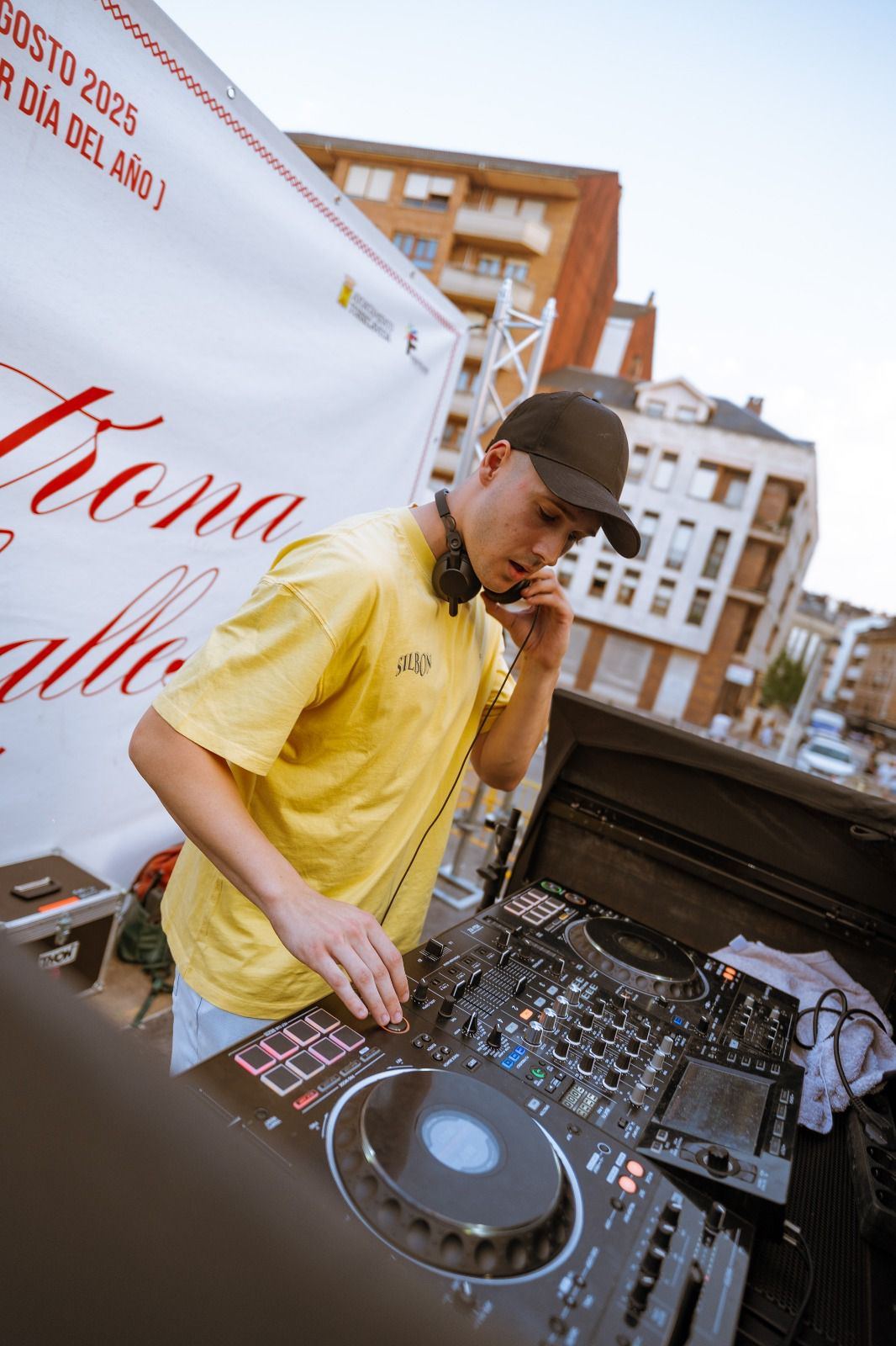 DJ Robles ajustando la mezcla al aire libre en fiestas patronales