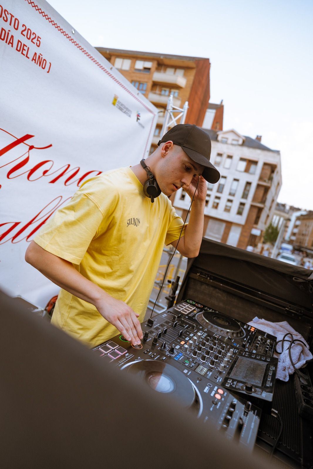 DJ Robles escuchando por el auricular durante una sesión al aire libre