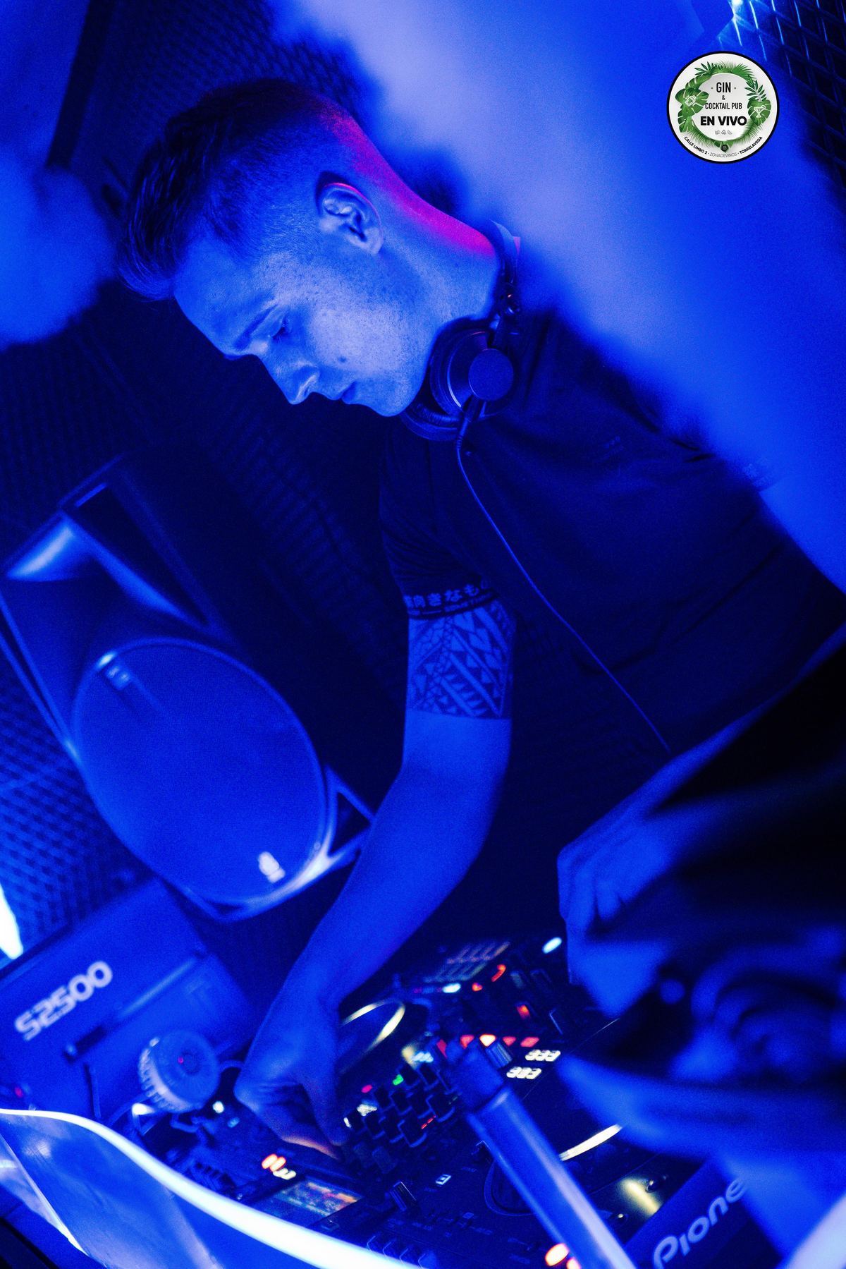 DJ Robles mezclando en una controladora Pioneer DJ en un club