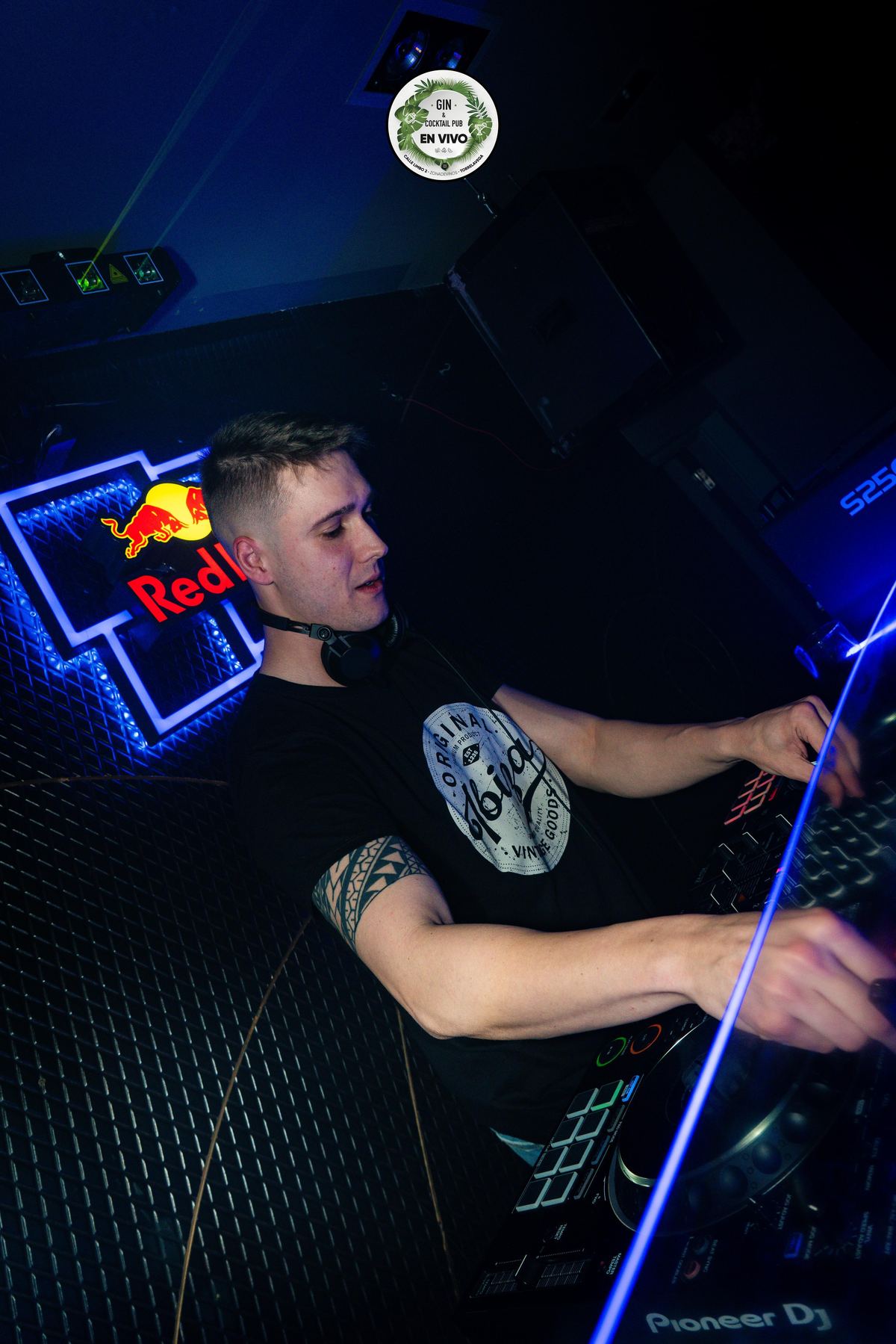 DJ Robles mezclando con equipo Pioneer DJ bajo luces moradas